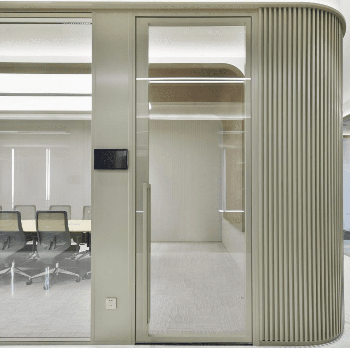 Flush glazing door